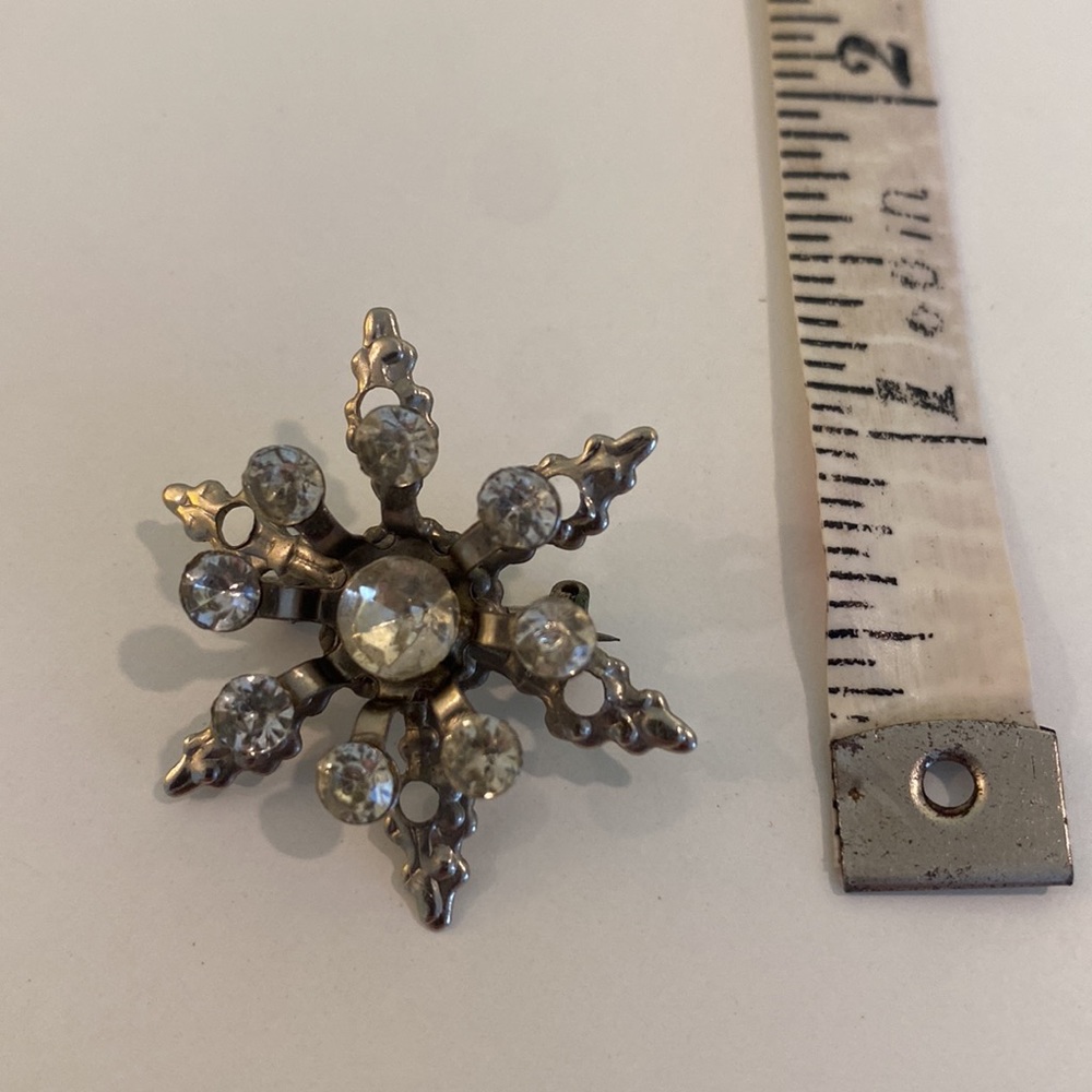 Vintage Snowflake Pun Brooch Rhinestones - Picture 3 of 3